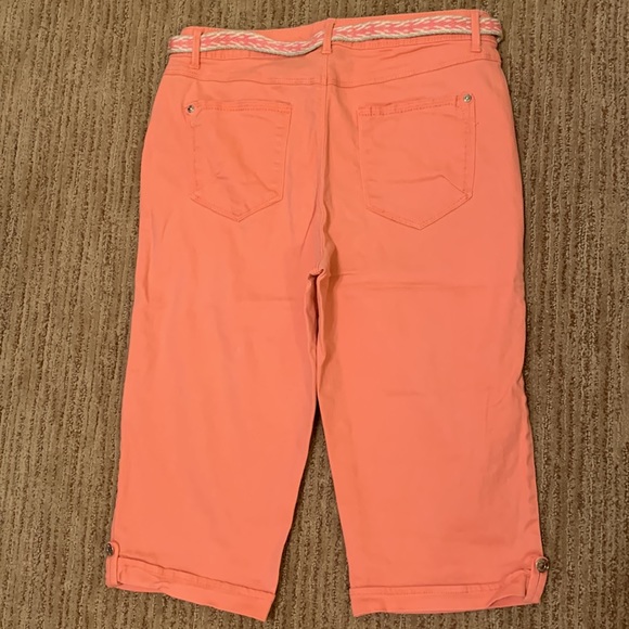 Gloria Vanderbilt capris. Peach, slimming-stretchy, decorative belt. Size 10 - Picture 4 of 5